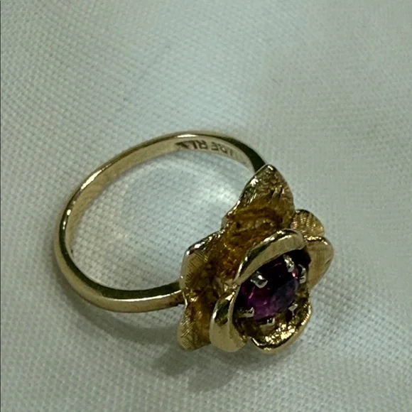 Solid 14K Gold Rare Vintage Floral 3 gram Ring with Genuine Ruby Stone. Size 3